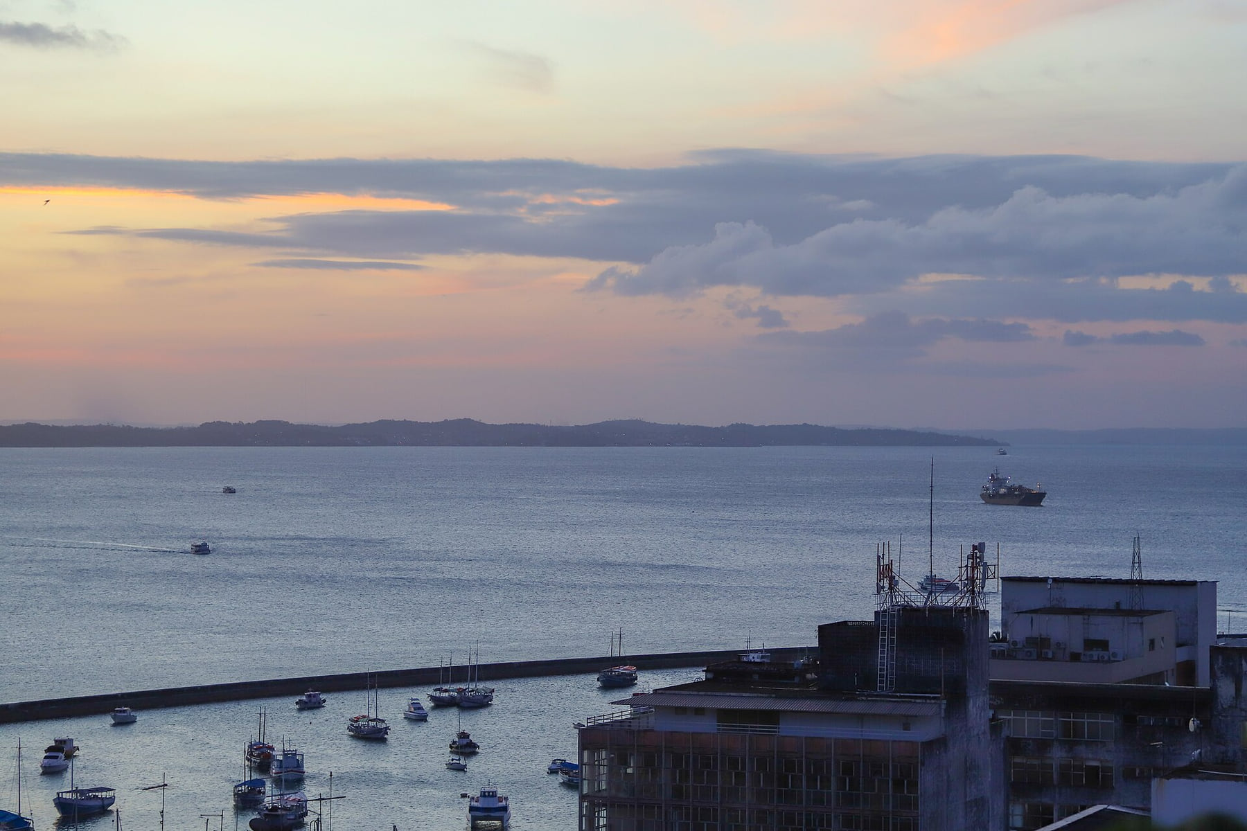Bahía de Todos los Santos con islas en el horizonte