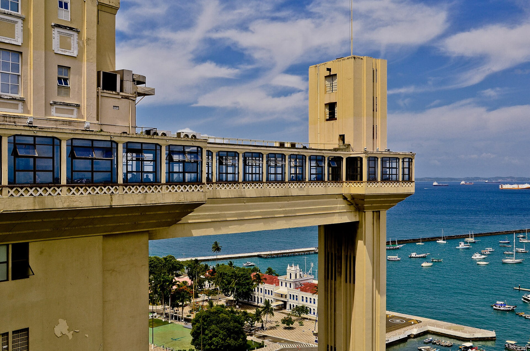 Elevador Lacerda con la Bahía de Todos los Santos al fondo