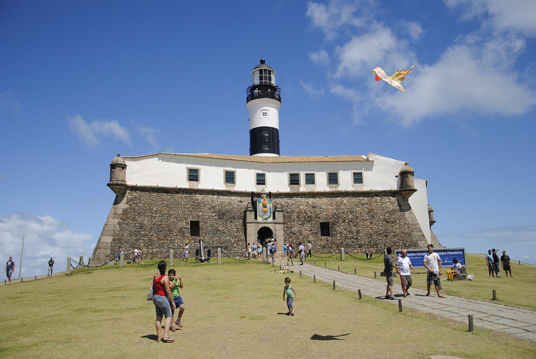 Fuerte de Santo Antônio y Farol da Barra bajo el cielo azul