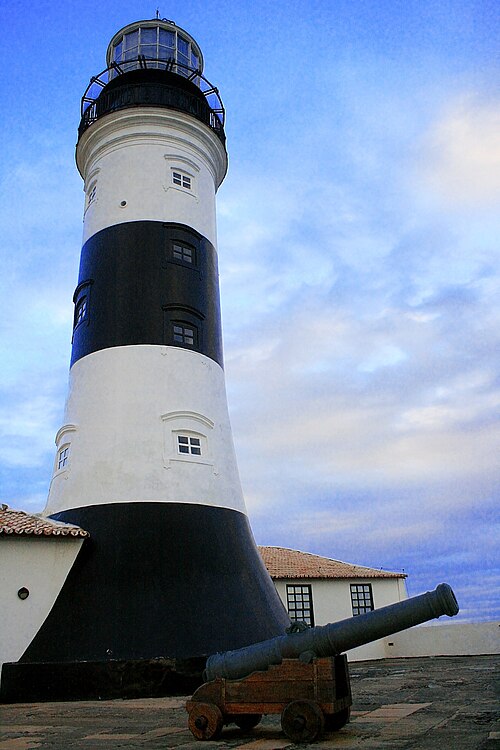 Faro de Barra en Salvador, con su torre a rayas blancas y negras